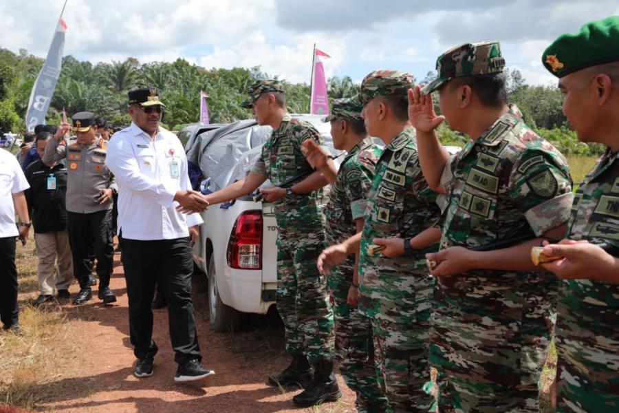 Antisipasi Darurat Pangan, Pj Gubernur Safrizal dan Forkopimda Tanam Padi di Desa Kimak