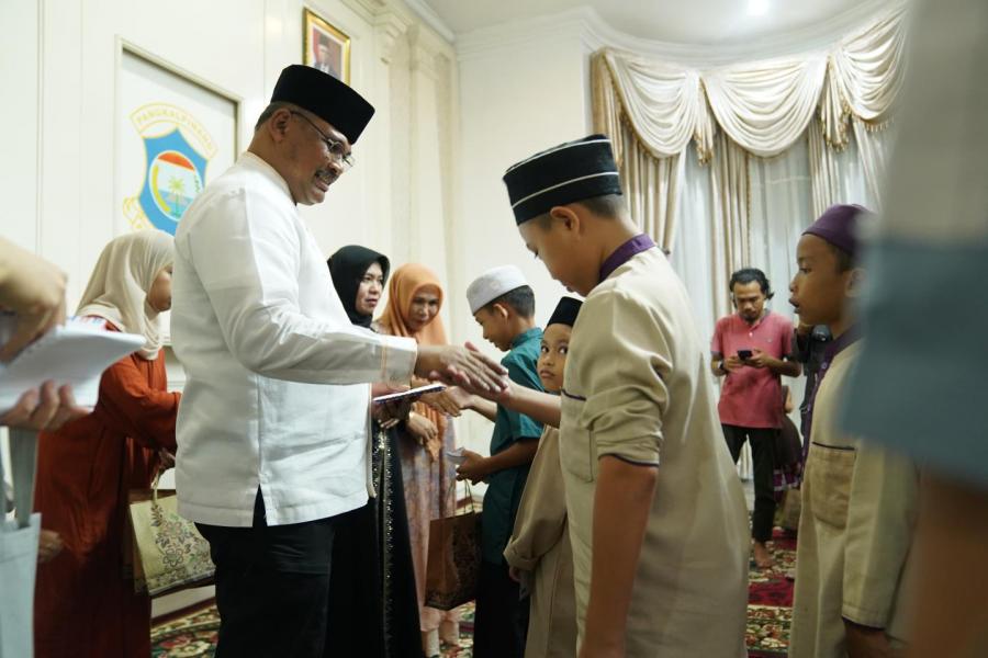 Berbagi Keberkahan di Bulan Ramadan, Pj Gubernur Safrizal Berikan Santunan untuk 100 Anak Yatim