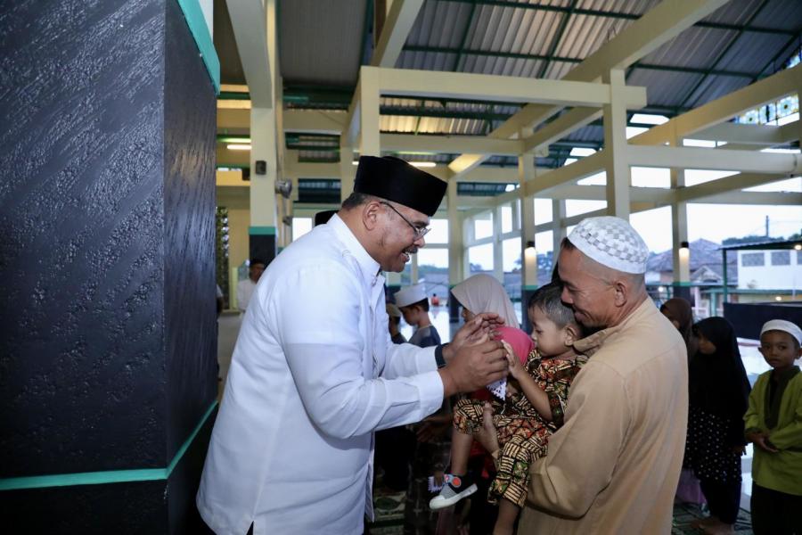 Pj Gubernur Safrizal ZA Buka Puasa dan Berikan Santunan di Masjid Raya Tua Tunu