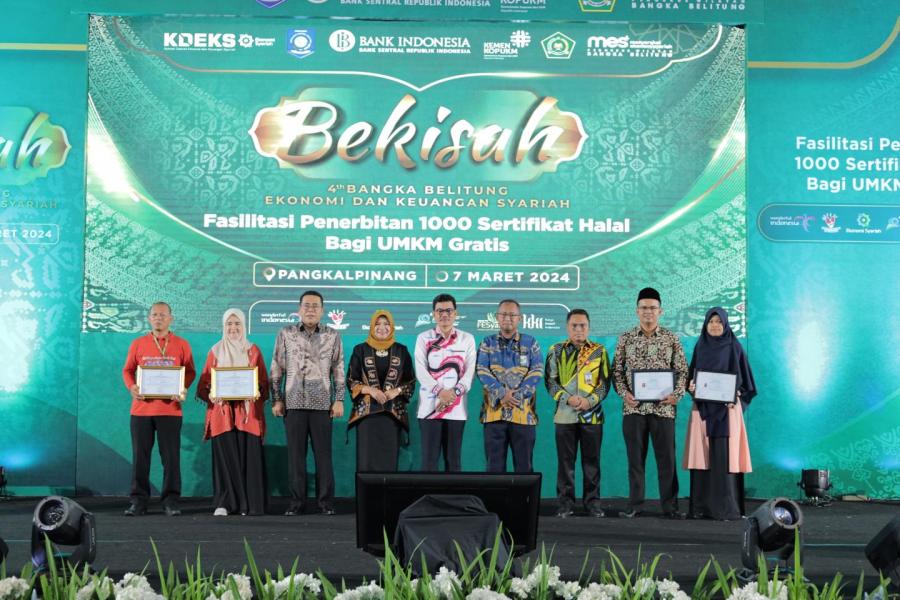 Pj Ketua TP PKK Safriati Safrizal Serahkan 1000 Sertifikat Halal Kepada Pelaku UMKM Babel