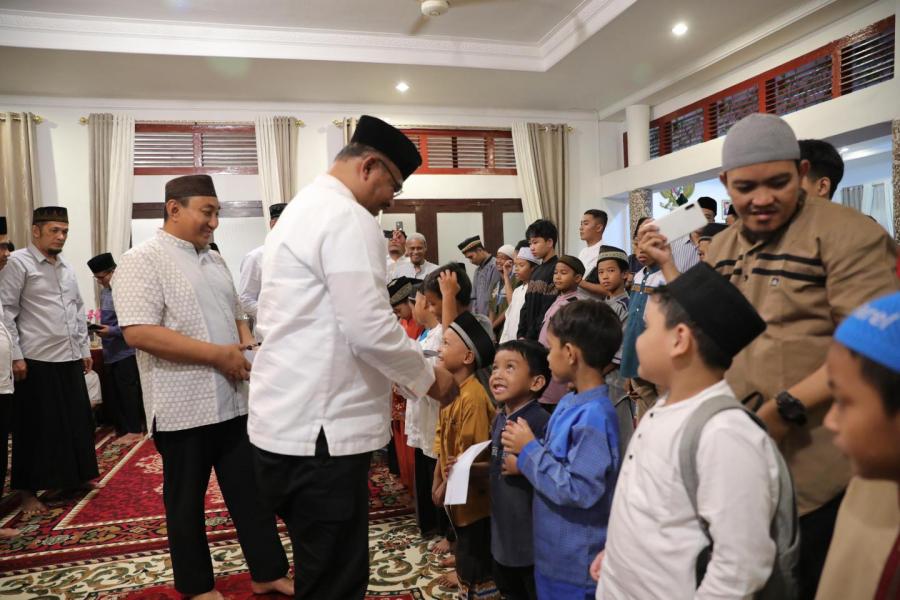 Safari Ramadan, Pj Gubernur Serahkan 1500 Al-Quran dan Santunan 50 Anak Yatim Piatu