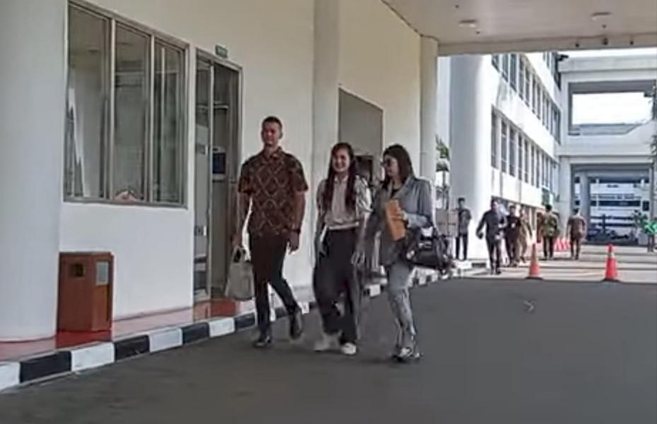 Senyum Sandra Dewi di Kejagung