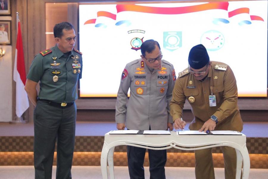 Serahkan Bantuan Dana Hibah, Pj Gubernur Safrizal Harapkan Pilkada Serentak Berjalan Baik