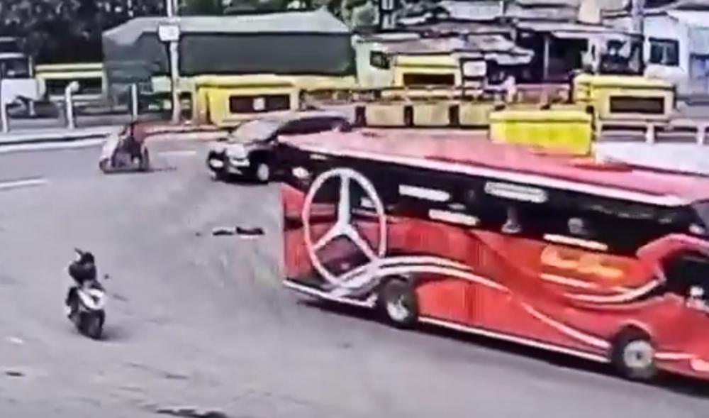 Tragis! Bocah 5 Tahun Tewas Terlindas Bus saat Minta "Telolet"